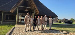 הצוות הנפלא של לודג' אורנגי במרכז הסרנגטי