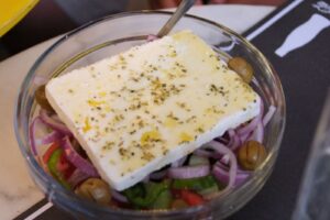 ולסיום, סלט יווני אחד שמסכם את הפלופונס: חומרי גלם טובים, פשטות והרבה טעם.צילום: גולן לובנוב