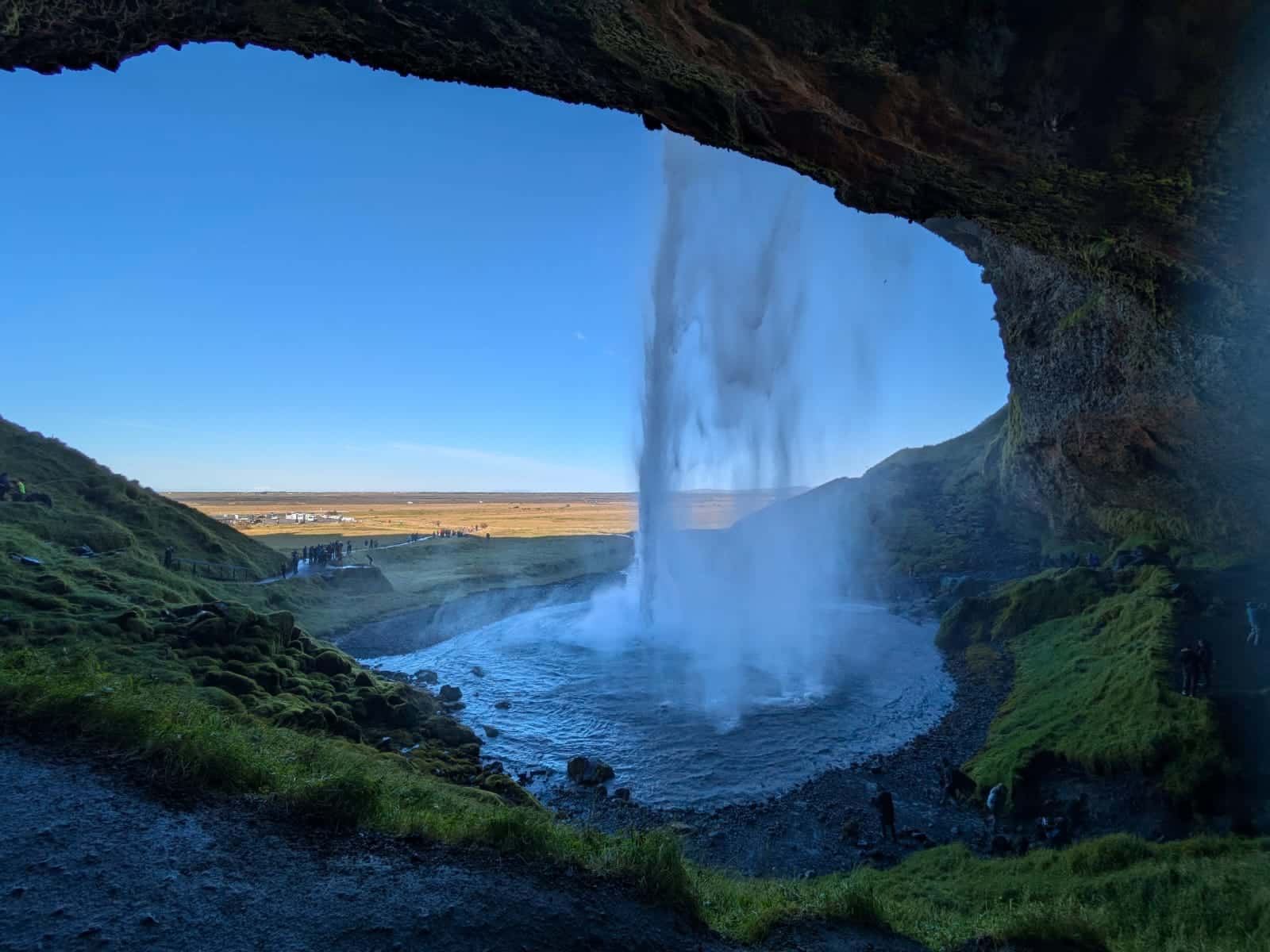 איסלנד מפל היפייפה סליילנדספוס (Seljalandsfoss) (מפלי הילדים), שהמיוחד בהם הוא שניתן ללכת "מאחורי" מסך מי המפל הנופלים בעוצמה לבריכת המים.