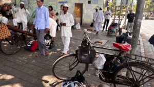 דבאוואלה במומביי מחלקים ארוחות בעיר הסואנת