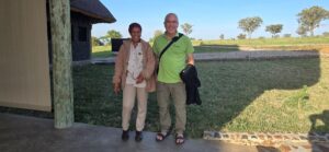 בתמונה: נפרדים מלודג’ אורנגי יחד עם מנהלת הקבלה - בחיוך, וקצת קושי לעזוב