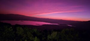 זריחה מעל מכתש הנגורונגורו - צילום: גולן לובנוב