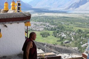 נזיר בודהיסטי משקיף על עמק נוברה ממנזר דיסקיט בלדאק - צילום: גולן לובנוב