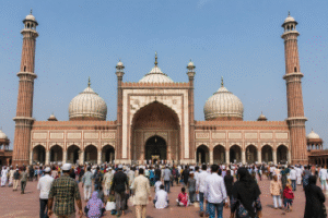 ג'אמה מסג'יד בדלהי - מתפללים ומבקרים ברחבת המסגד הגדול בהודו
