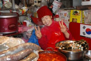 חיוך קוריאני אותנטי בין סירים וטעמים בשוק | צילום: גולן לובנוב