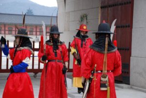 החלפת משמרות בארמון בסיאול | צילום: גולן לובנוב