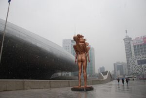 תנועה אנושית מול אדריכלות עתידנית ב DDP | צילום: גולן לובנוב