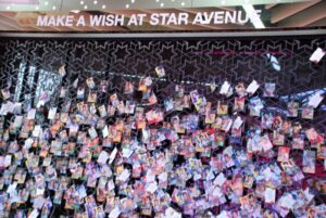 קיר משאלות ב-Star Avenue בסיאול - פתקים ותמונות של מעריצי K-Pop מכל העולם | צילום: גולן לובנוב