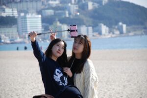 סלפי על חוף בבוסאן - רגע קליל מול הים והעיר ברקע | צילום : גולן לובנוב