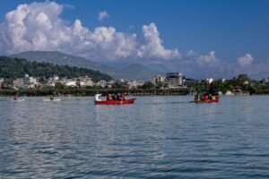 שייט באגם פוקרה | צילום מוטי לסקי