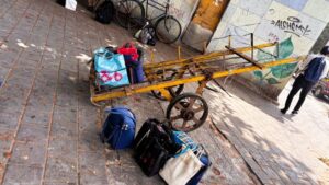 עגלה עמוסת קופסאות אוכל להפצה ברחוב