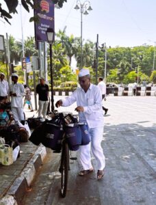 דבאוואלה במומביי יוצא לדרך עם ארוחות חמות